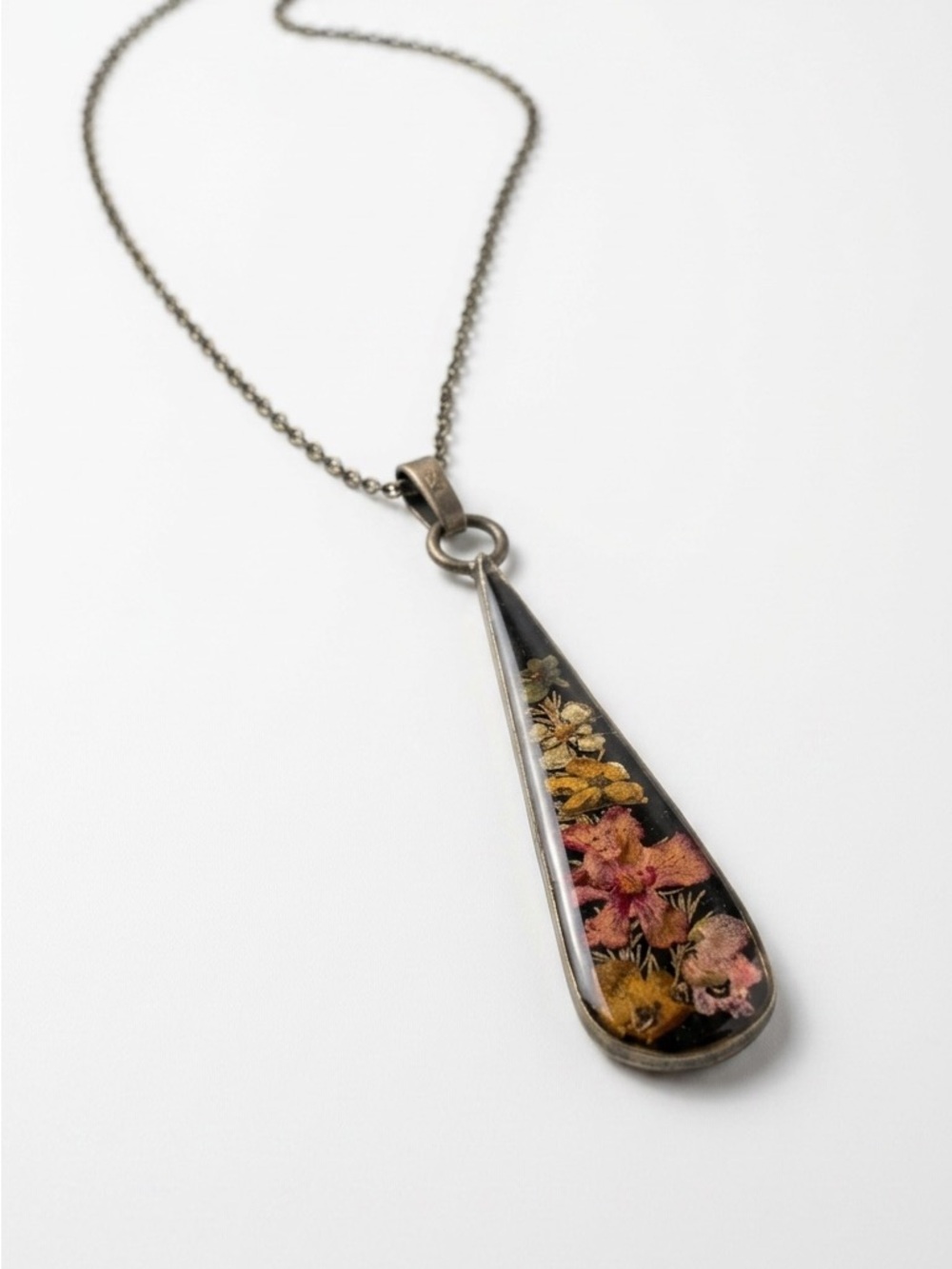 🌺 Vintage Silver Teardrop Pendant Necklace with Resin-dipped Dried Flowers